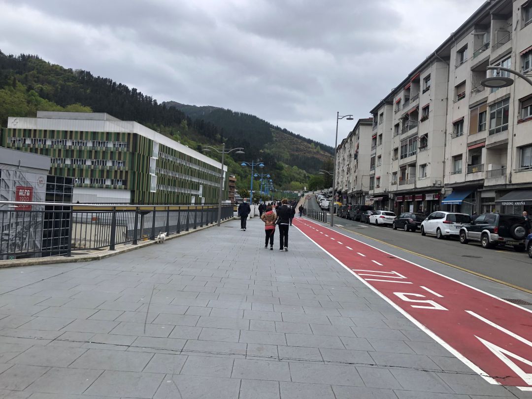 Imagen del 'paseo de Amaña' con el hospital de Eibar al fondo Imagen del 'paseo de Amaña' con el hospital de Eibar al fondo