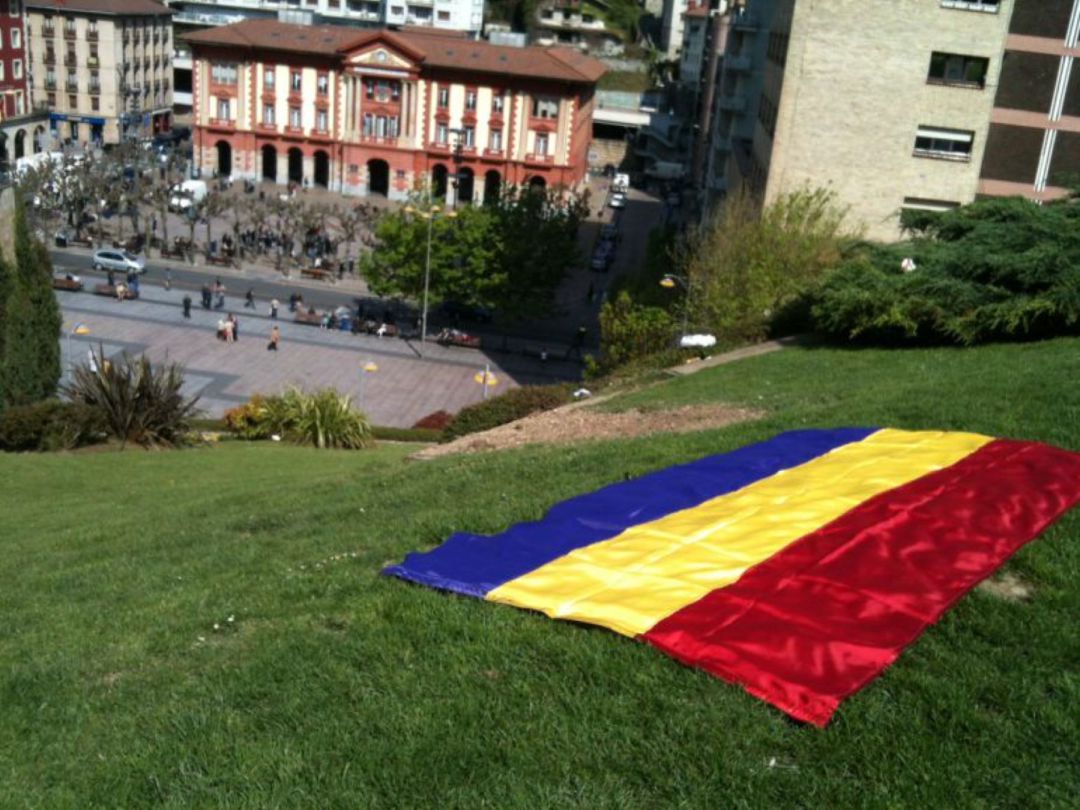 Una bandera republicana en el parque de Txaltza Zelai, con el ayuntamiento de Eibar al fondo Una bandera republicana en el parque de Txaltza Zelai, con el ayuntamiento de Eibar al fondo