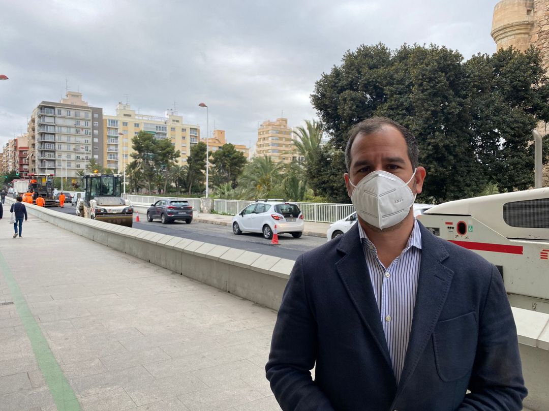 El Portavoz adjunto PP, José Navarro, en una de las vías asfaltadas El Portavoz adjunto PP, José Navarro, en una de las vías asfaltadas