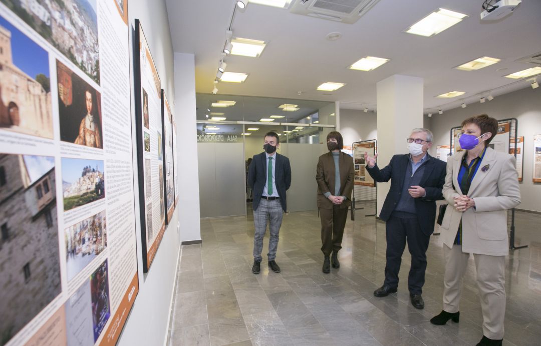 Mavi Mestre, rectora de la Universitat de València, visita la exposición en Gandia Mavi Mestre, rectora de la Universitat de València, visita la exposición en Gandia