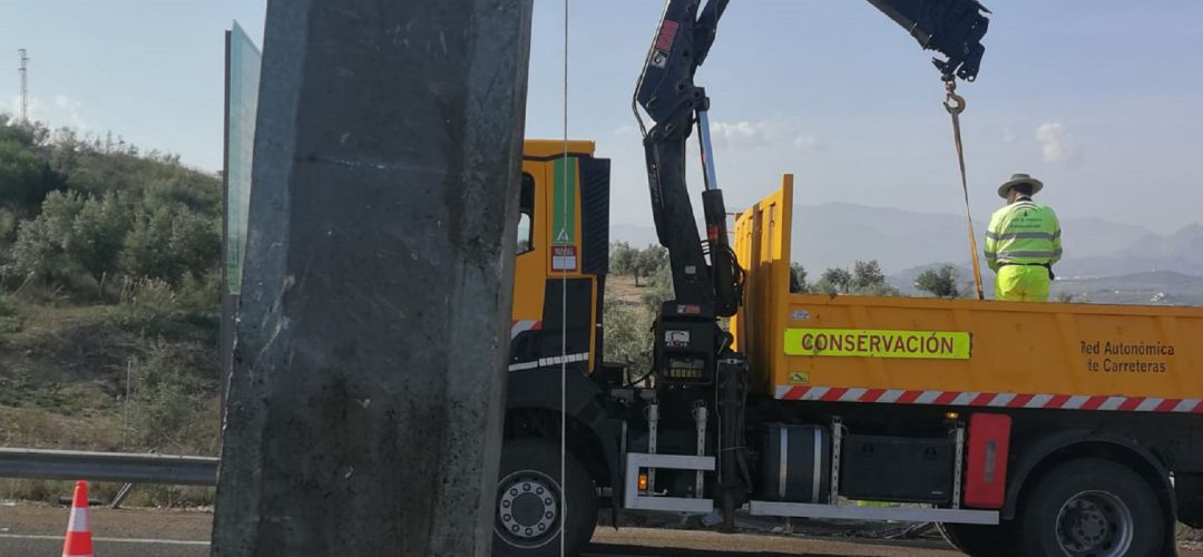 Intervención acometida para el arreglo de un pórtico que resultó dañado a raíz de un accidente de circulación. Intervención acometida para el arreglo de un pórtico que resultó dañado a raíz de un accidente de circulación.