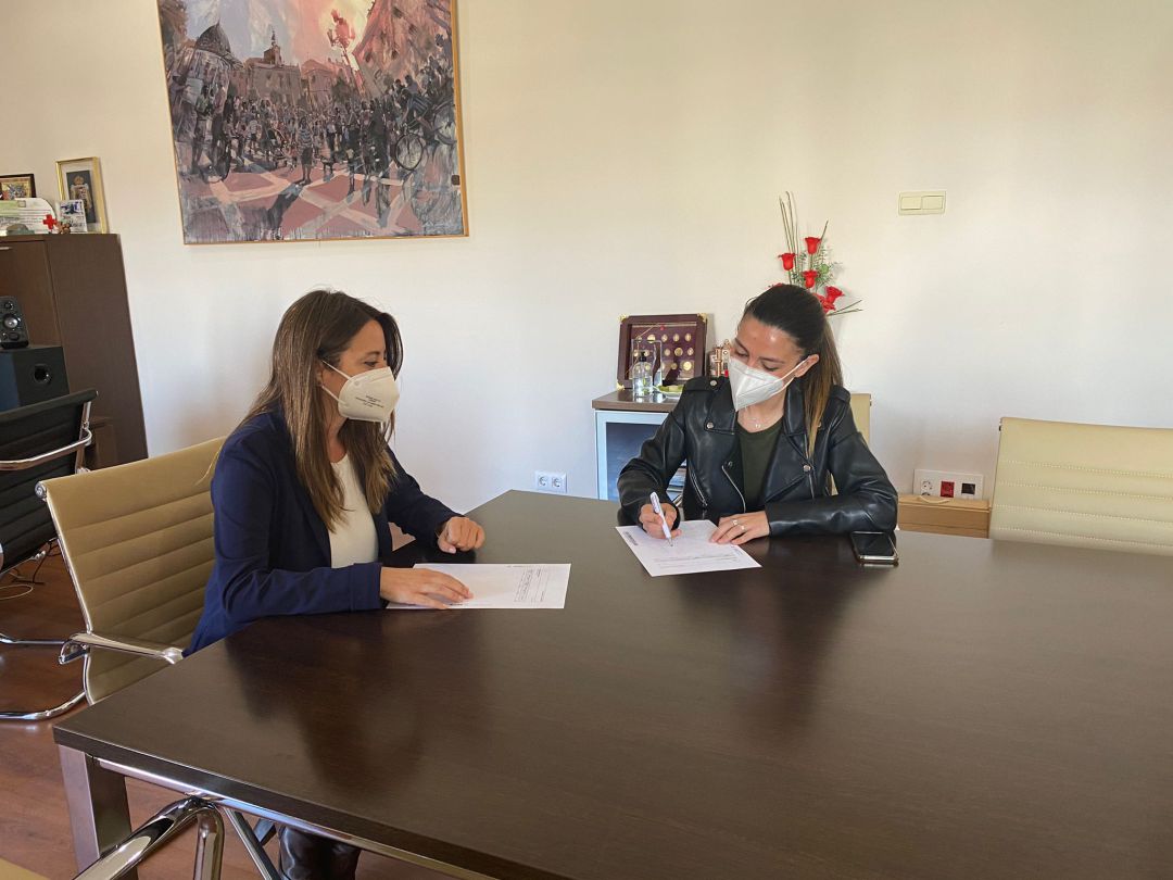 La alcaldesa, Yolanda Reche, y la concejala de Hacienda, Inmaculada Expósito, analizaron los datos económicos de los tres primeros meses de 2021 en La Carolina La alcaldesa, Yolanda Reche, y la concejala de Hacienda, Inmaculada Expósito, analizaron los datos económicos de los tres primeros meses de 2021 en La Carolina