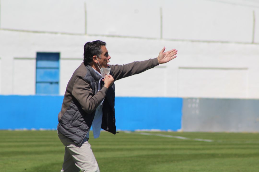 Bolli entrenador del Arcos durante un partido Bolli entrenador del Arcos durante un partido