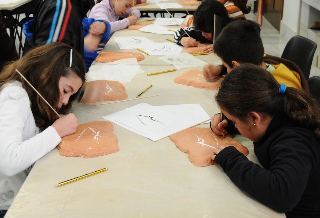 Escolares en uno de los talleres del Museo Arqueológico Escolares en uno de los talleres del Museo Arqueológico