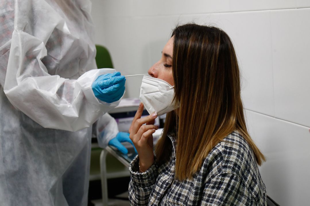 Una mujer se somete a un test de antígenos Una mujer se somete a un test de antígenos