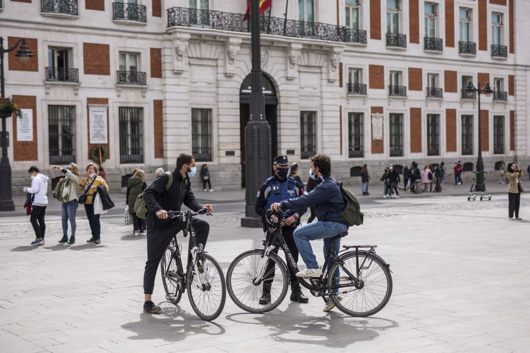 Varias personas en la puerta del Sol, en Madrid (España), a 26 de marzo de 2021 Varias personas en la puerta del Sol, en Madrid (España), a 26 de marzo de 2021