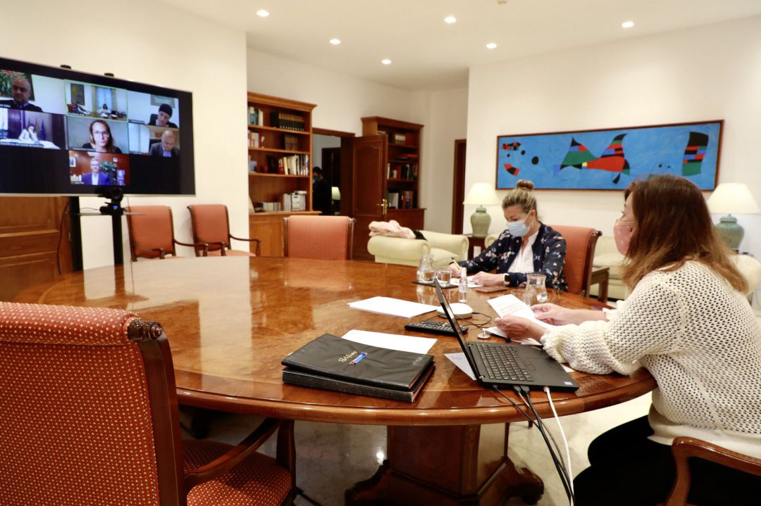 Armengol y Gómez analizan la situación de la pandemia con los consells insulares, Cort y la Felib.
Armengol y Gómez analizan la situación de la pandemia con los consells insulares, Cort y la Felib.