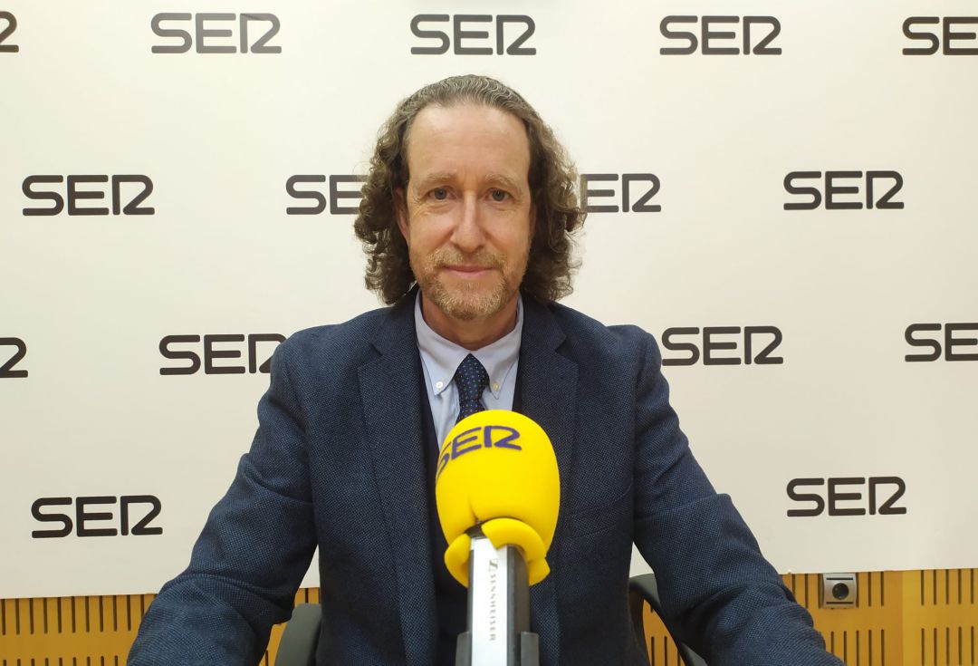 El escritor, Jerónimo Tristante, en los estudios de Radio Murcia El escritor, Jerónimo Tristante, en los estudios de Radio Murcia