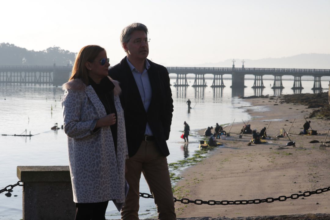 La presidenta de la Diputación de Pontevedra, Camela Silva, con el alcalde de O Grove José Antonio Cacabelos en una visita al municipio La presidenta de la Diputación de Pontevedra, Camela Silva, con el alcalde de O Grove José Antonio Cacabelos en una visita al municipio