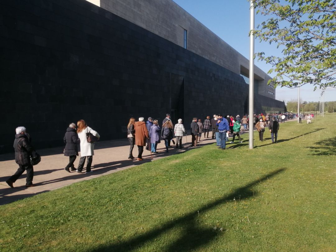 Filas en Riojaforum para la administración de la vacuna. Filas en Riojaforum para la administración de la vacuna.