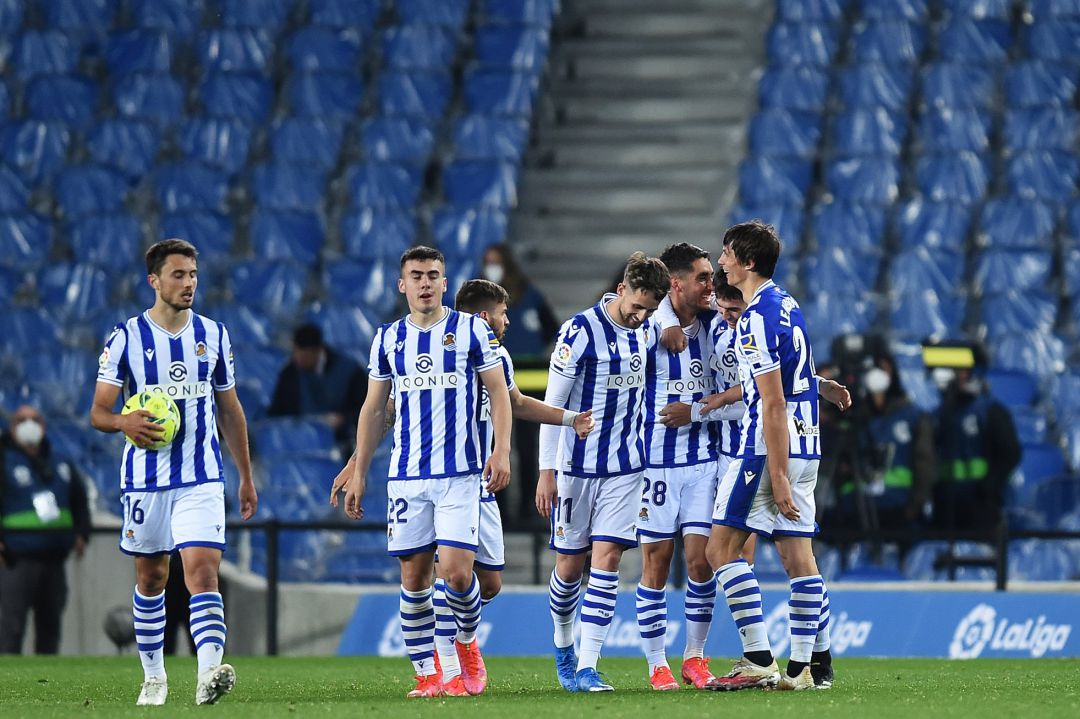 Los jugadores de la Real felicitan a Roberto López por su gol Los jugadores de la Real felicitan a Roberto López por su gol