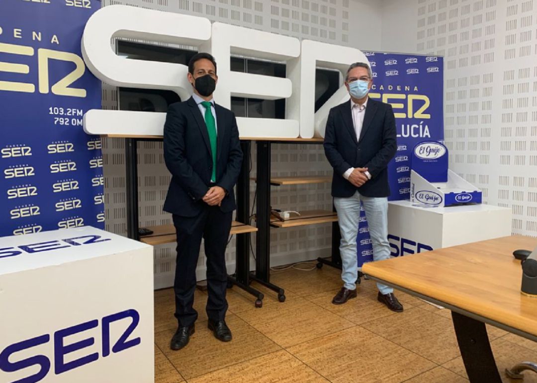 El director de Reahabilitaverde José Carlos Claro, miembro del Colegio de Aparejadores junto a Salomón Hachuel El director de Reahabilitaverde José Carlos Claro, miembro del Colegio de Aparejadores junto a Salomón Hachuel