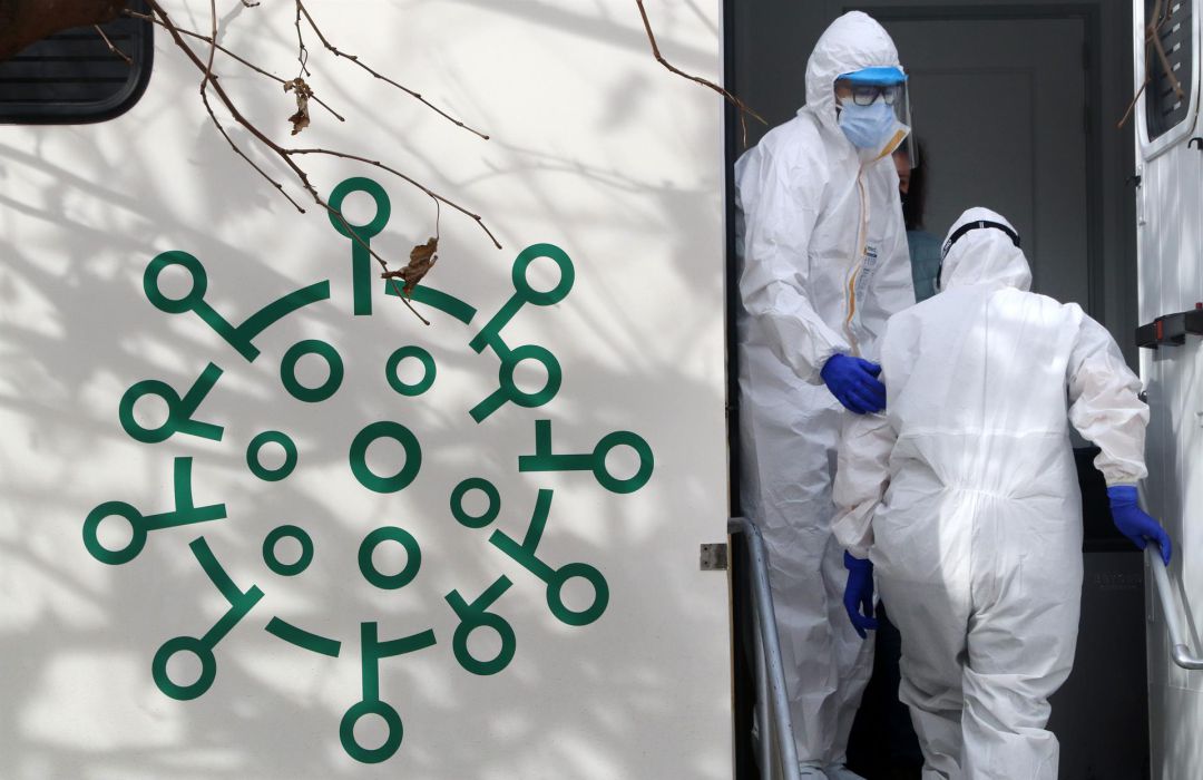 Dos sanitarios durante un rastreo de coronavirus Dos sanitarios durante un rastreo de coronavirus