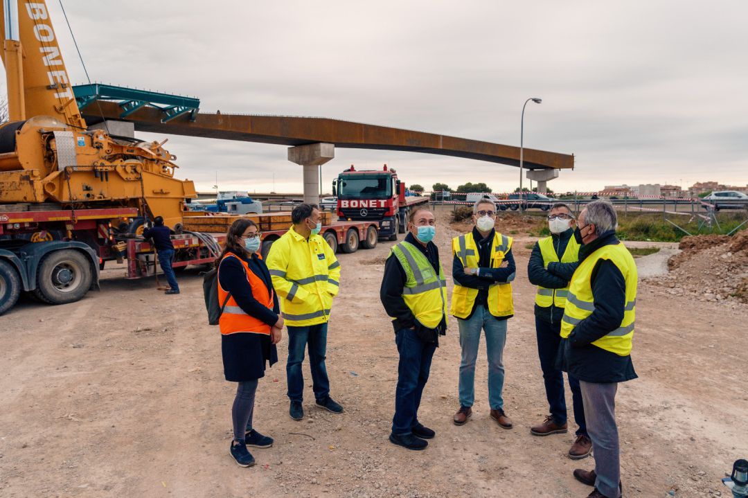 El conseller de Obras Públicas, Arcadi España, en la visita a las obras de la nueva pasarela ciclopeatonal sobre la V-30 El conseller de Obras Públicas, Arcadi España, en la visita a las obras de la nueva pasarela ciclopeatonal sobre la V-30