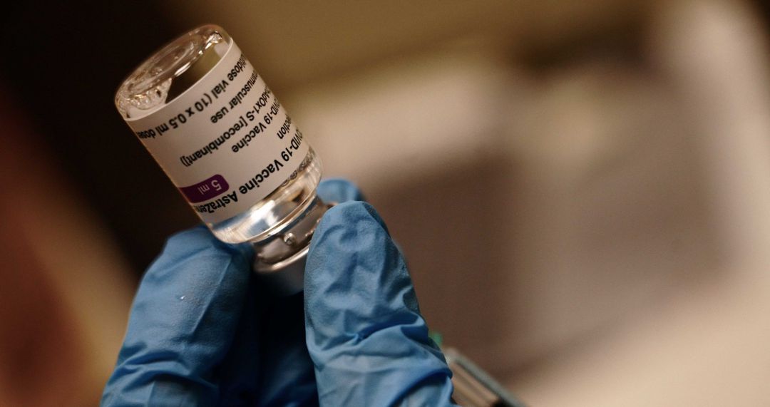 Un vial con una dosis de la vacuna de AstraZeneca Un vial con una dosis de la vacuna de AstraZeneca