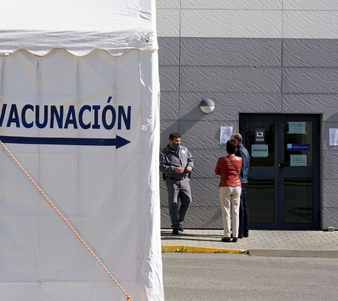 Personal de seguridad informa a los citados para la vacunación frente al COVID-19 en el Hospital Provincial de Ávila Personal de seguridad informa a los citados para la vacunación frente al COVID-19 en el Hospital Provincial de Ávila