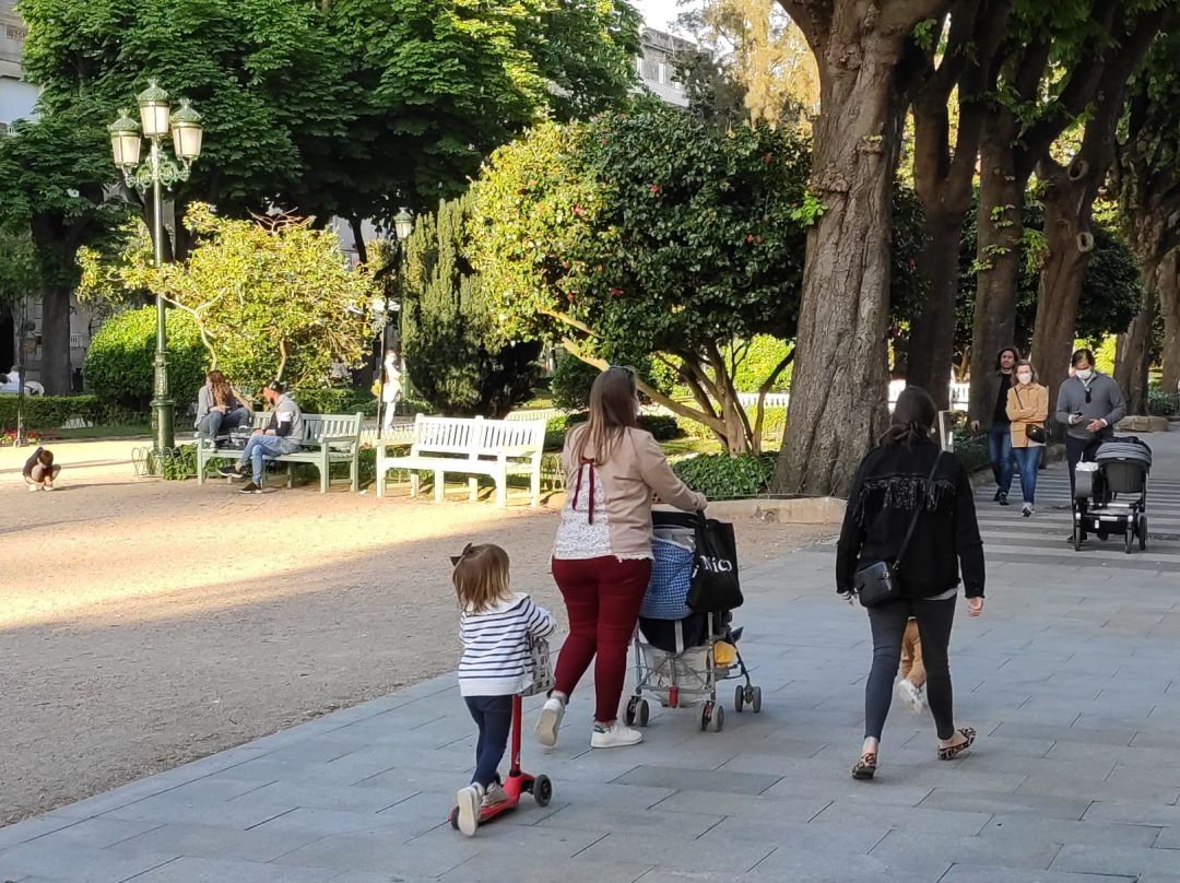 Gente, con y sin mascarilla, en la Plaza de Compostela de Vigo. Gente, con y sin mascarilla, en la Plaza de Compostela de Vigo.