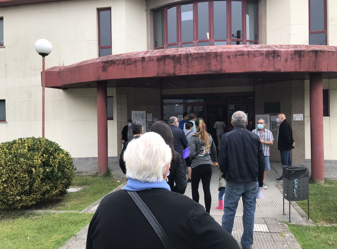Cola de pacientes para entrar al centro de salud de A Guarda. Cola de pacientes para entrar al centro de salud de A Guarda.