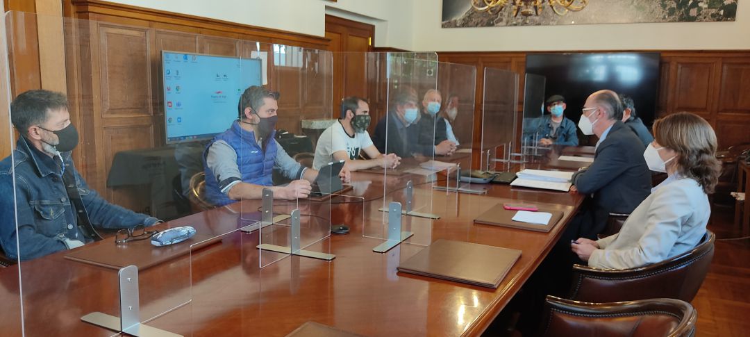 Reunión mantenida este miércoles entre la Autoridad Portuaria de Vigo y el comité de empresa de Vulcano. Reunión mantenida este miércoles entre la Autoridad Portuaria de Vigo y el comité de empresa de Vulcano.