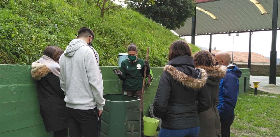 Técnica de Medio Ambiente del concello de Gondomar explicando el funcionamiento del compostaje en un centro escolar. Técnica de Medio Ambiente del concello de Gondomar explicando el funcionamiento del compostaje en un centro escolar.