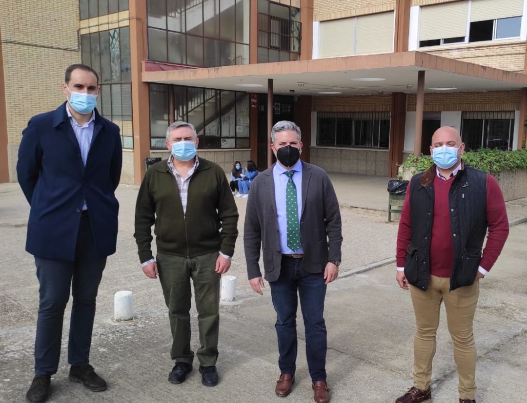 Visita al IES Ciudad de Arjona para supervisar las inversiones llevadas a cabo. Visita al IES Ciudad de Arjona para supervisar las inversiones llevadas a cabo.