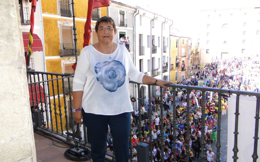 Teresa Palomino en el balcón del ayuntamiento de Cuenca en septiembre de 2015 cuando recibió el premio de Novela Histórica ‘Ciudad de Cuenca’ por su libro 'El cantero infiel'. Teresa Palomino en el balcón del ayuntamiento de Cuenca en septiembre de 2015 cuando recibió el premio de Novela Histórica ‘Ciudad de Cuenca’ por su libro 'El cantero infiel'.