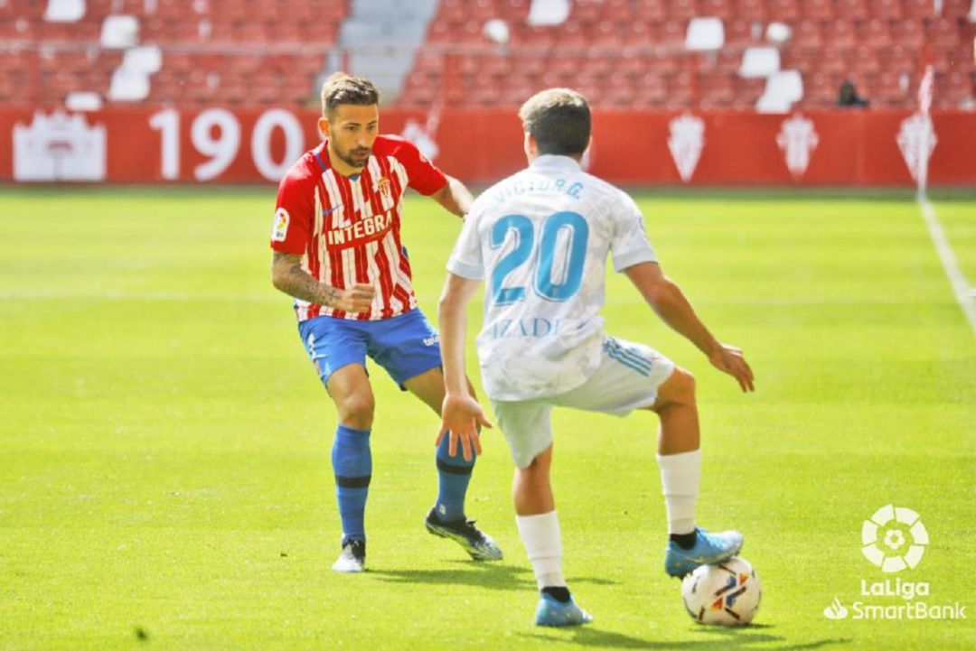 Aitor García presiona a un rival en el partido contra el Mirandés. Aitor García presiona a un rival en el partido contra el Mirandés.