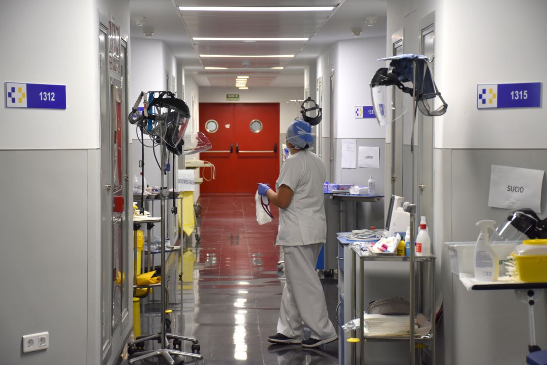 El número de hospitalizados ha bajado a siete, seis de los cuales permanecen en la unidad de críticos del Hospital Doctor José Molina Orosa, y uno en la 'planta Covid'. El número de hospitalizados ha bajado a siete, seis de los cuales permanecen en la unidad de críticos del Hospital Doctor José Molina Orosa, y uno en la 'planta Covid'.
