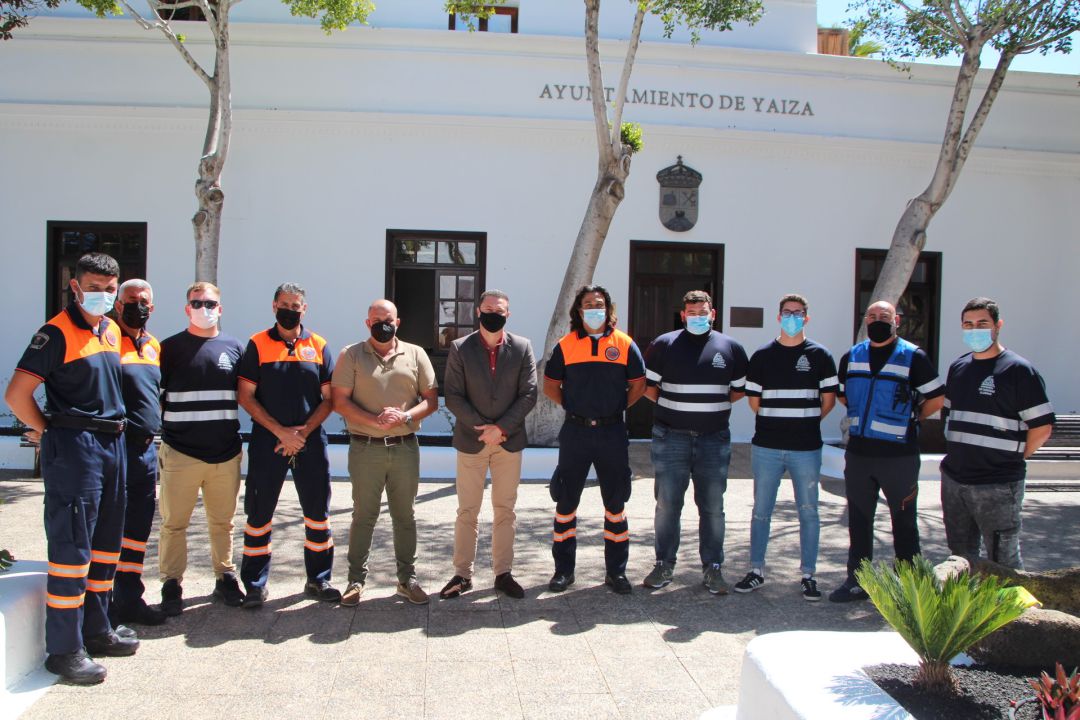 Los alumnos y el tutor del CIFP Zonzamas durante la visita realizada al Ayuntamiento en compañía de voluntarios y del coordinador jefe de Protección Civil Yaiza, atendidos por el alcalde y el concejal de Seguridad Ciudadana. Los alumnos y el tutor del CIFP Zonzamas durante la visita realizada al Ayuntamiento en compañía de voluntarios y del coordinador jefe de Protección Civil Yaiza, atendidos por el alcalde y el concejal de Seguridad Ciudadana.