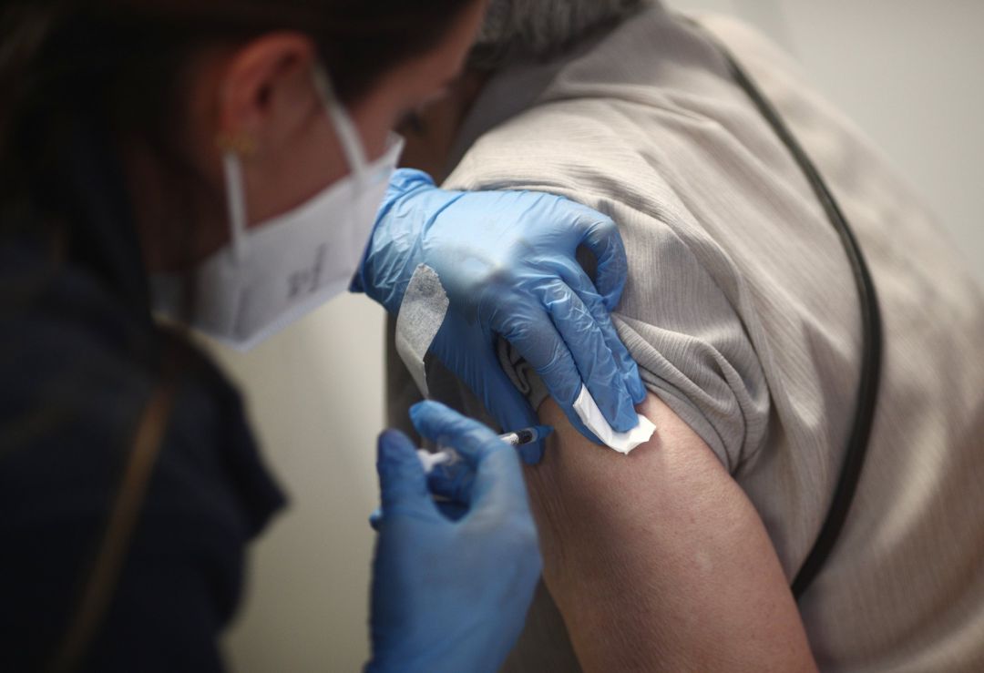 Una sanitaria inyecta la primera dosis de la vacuna de Pfizer contra el coronavirus a una anciana en el Centro de salud Rejas, a 6 de abril de 2021, en Madrid (España). Esta semana los centros de salud de Madrid empiezan a vacunar a las personas de 77, 78 y 79 años, mientras culminan la administración de dosis a los mayores de 80 años y grandes dependientes. Una sanitaria inyecta la primera dosis de la vacuna de Pfizer contra el coronavirus a una anciana en el Centro de salud Rejas, a 6 de abril de 2021, en Madrid (España). Esta semana los centros de salud de Madrid empiezan a vacunar a las personas de 77, 78 y 79 años, mientras culminan la administración de dosis a los mayores de 80 años y grandes dependientes.