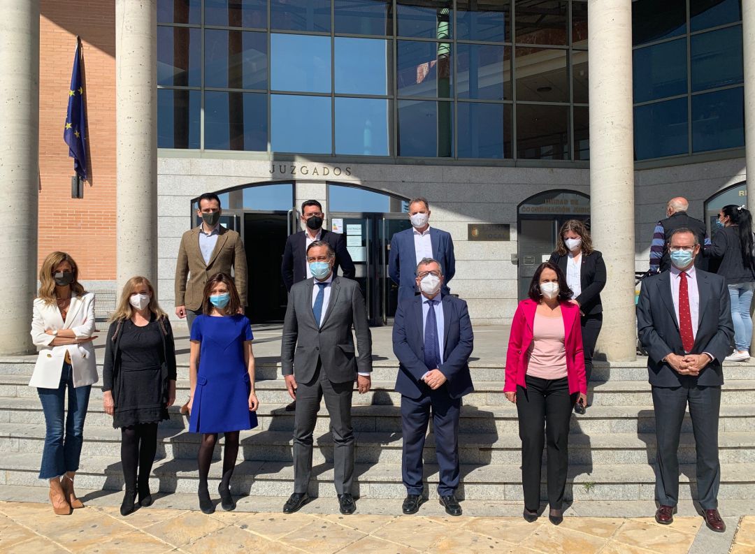 El consejero Enrique López (4i) se ha reunido con su magistrado juez decano, Javier Achaerandio (3d), la fiscal delegada y los funcionarios de los juzgados de Getafe. El consejero Enrique López (4i) se ha reunido con su magistrado juez decano, Javier Achaerandio (3d), la fiscal delegada y los funcionarios de los juzgados de Getafe.