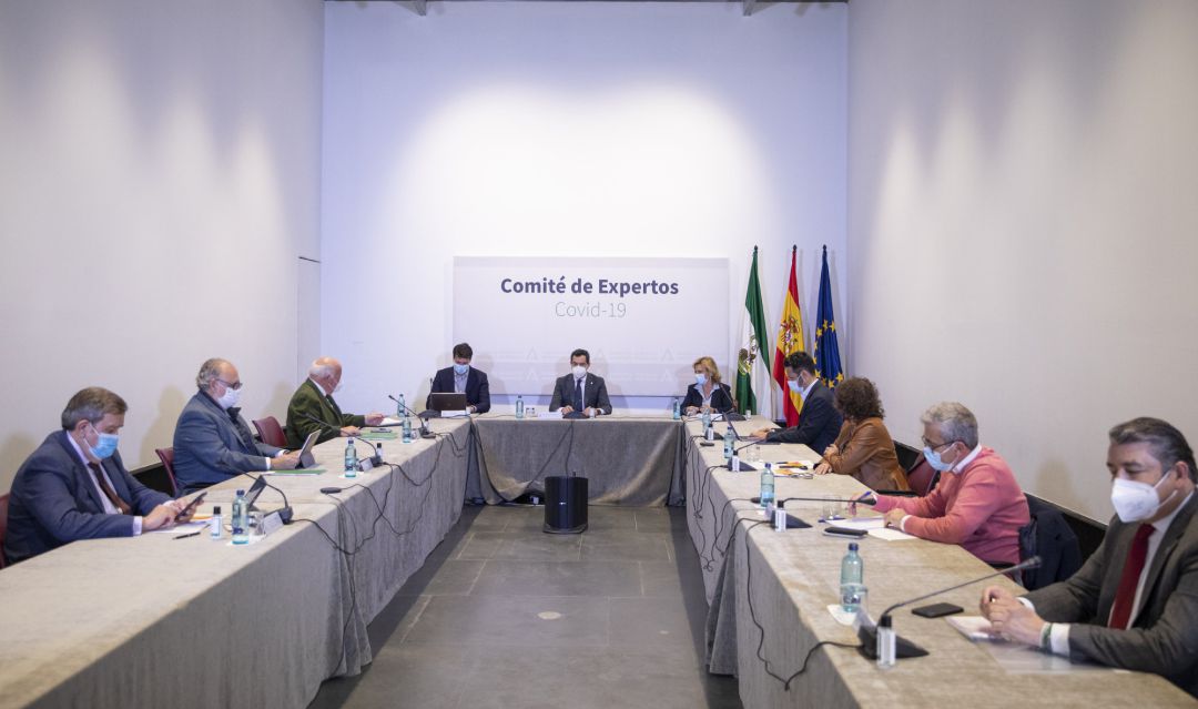 El presidente de la Junta de Andalucía, Juanma Moreno (c), en la reunión del Consejo Asesor de Alertas de Salud Pública de Alto Impacto El presidente de la Junta de Andalucía, Juanma Moreno (c), en la reunión del Consejo Asesor de Alertas de Salud Pública de Alto Impacto
