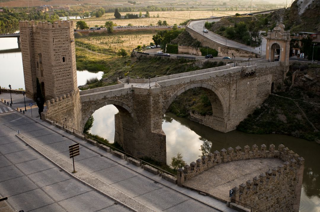 Río Tajo a su paso por Toledo. En primer plano, el Puente de Alcántara Río Tajo a su paso por Toledo. En primer plano, el Puente de Alcántara
