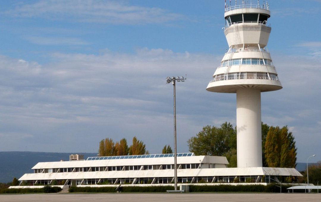 Torre de control del aeropuerto de Foronda Torre de control del aeropuerto de Foronda
