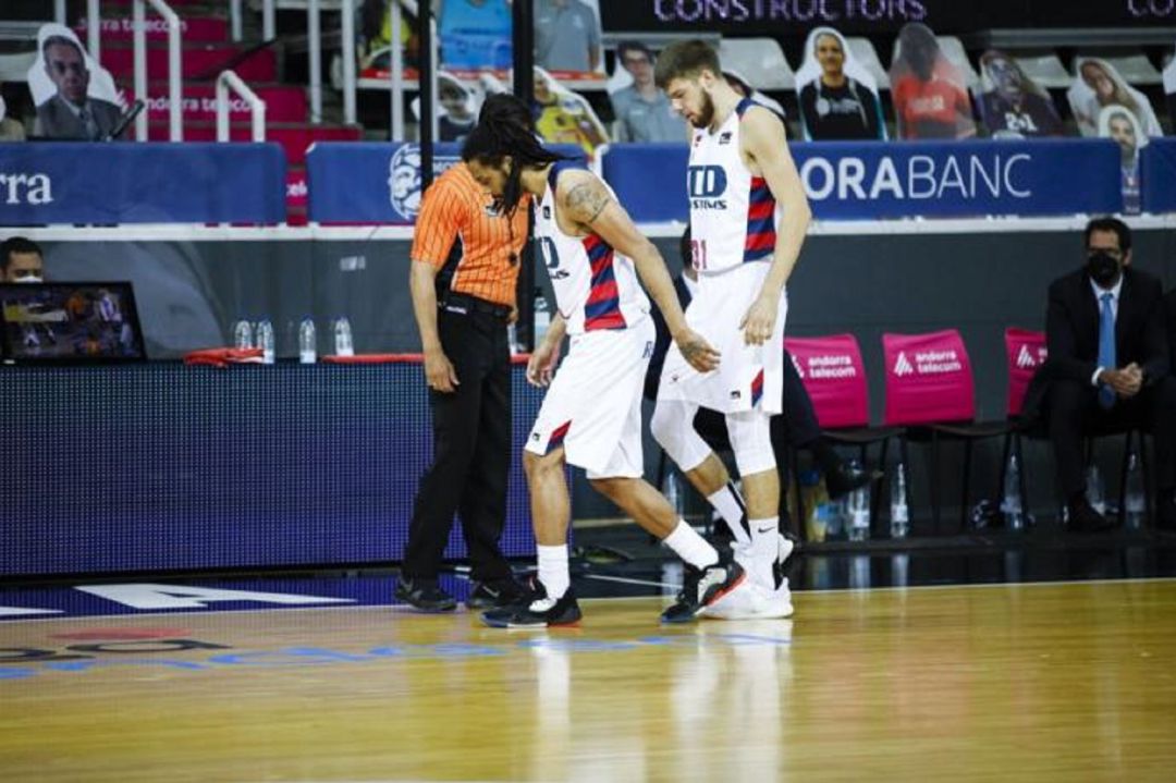 Henry se retira cojeando del polideportivo de Andorra. Henry se retira cojeando del polideportivo de Andorra.