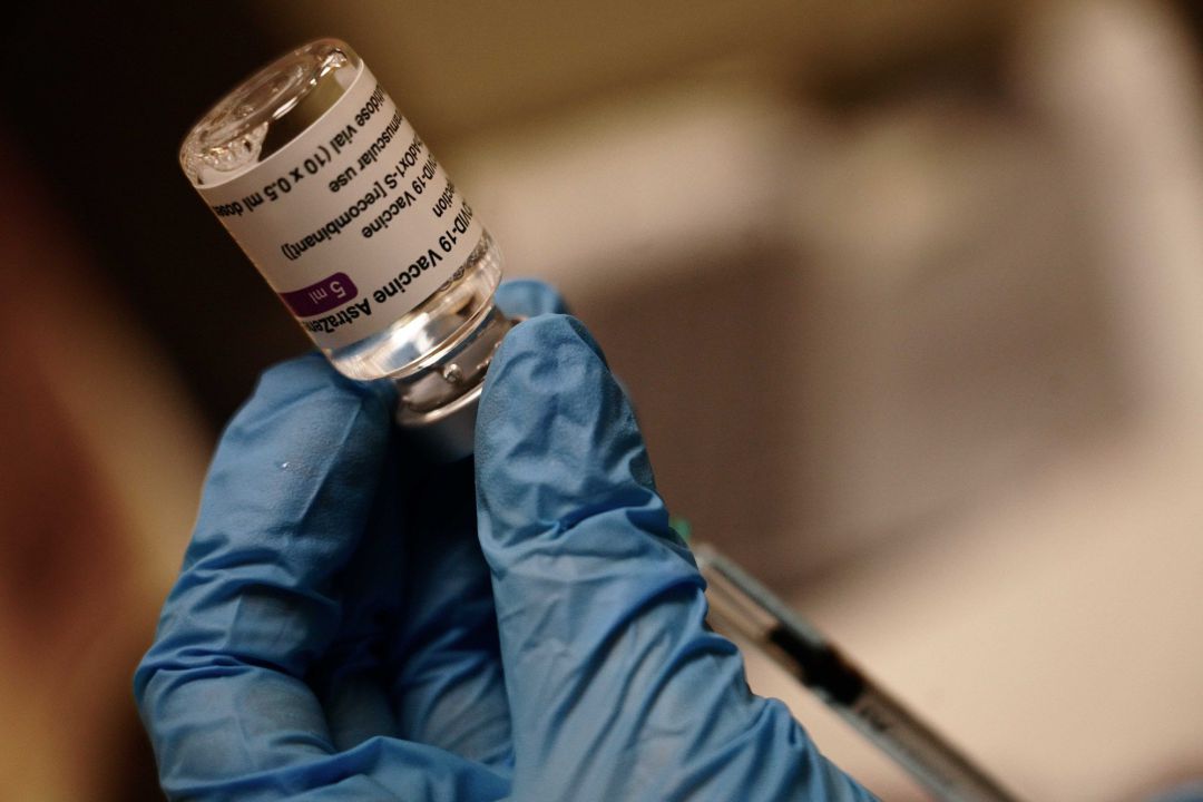 Un vial con una dosis de la vacuna de AstraZeneca Un vial con una dosis de la vacuna de AstraZeneca