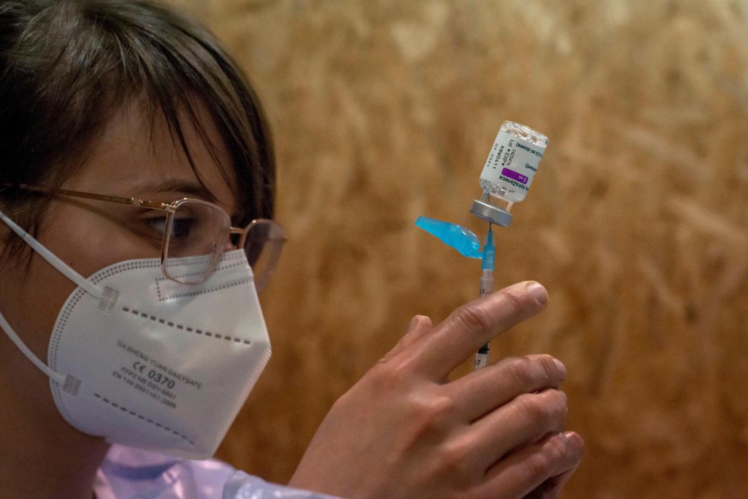 Una empleada sanitaria prepara una dosis de la vacuna de AstraZeneca. Una empleada sanitaria prepara una dosis de la vacuna de AstraZeneca.