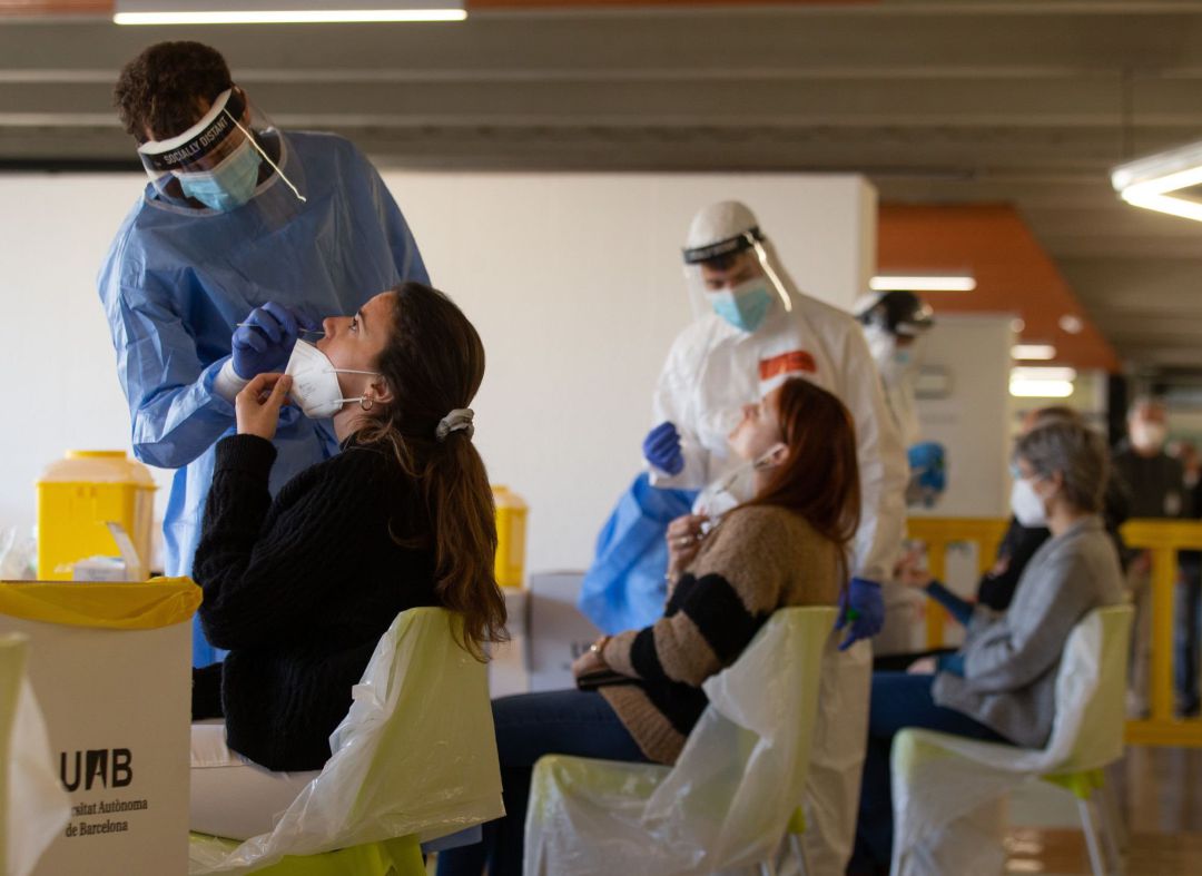 Profesionales sanitarios realizan su trabajo en el campus de Bellaterra de la Universidad Autónoma de Barcelona. Profesionales sanitarios realizan su trabajo en el campus de Bellaterra de la Universidad Autónoma de Barcelona.