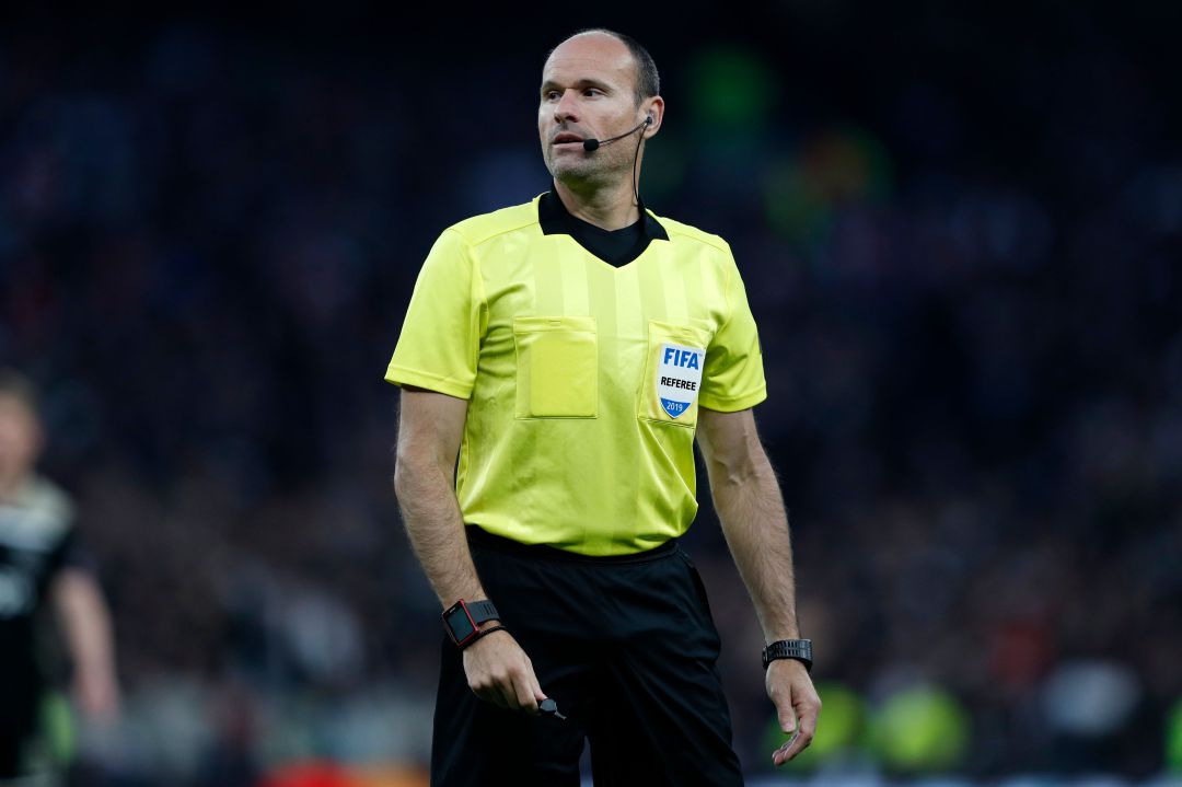 Mateu Lahoz, en un encuentro internacional Mateu Lahoz, en un encuentro internacional