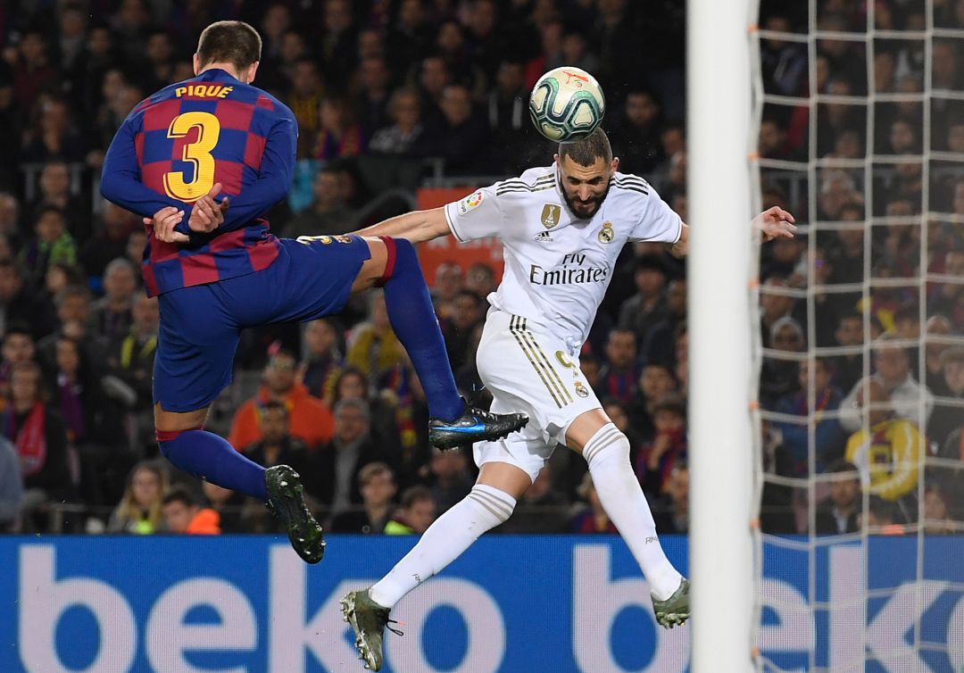 Benzema, en una jugada con Piqué.jpg Benzema, en una jugada con Piqué.jpg