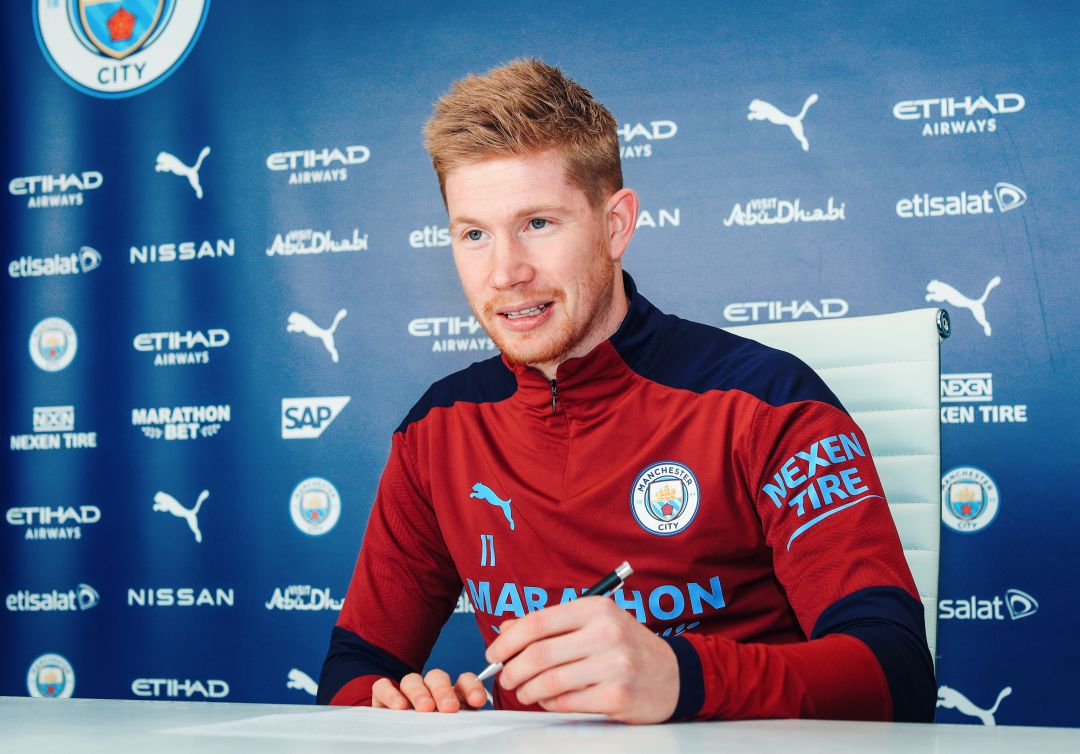 Kevin De Bruyne firma su nuevo contrato con el Manchester City Kevin De Bruyne firma su nuevo contrato con el Manchester City