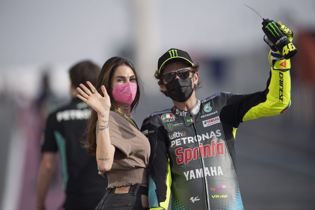 Francesca Sofía Novello y Valentino Rossi posan durante el Mundial de Moto GP 2021 Francesca Sofía Novello y Valentino Rossi posan durante el Mundial de Moto GP 2021