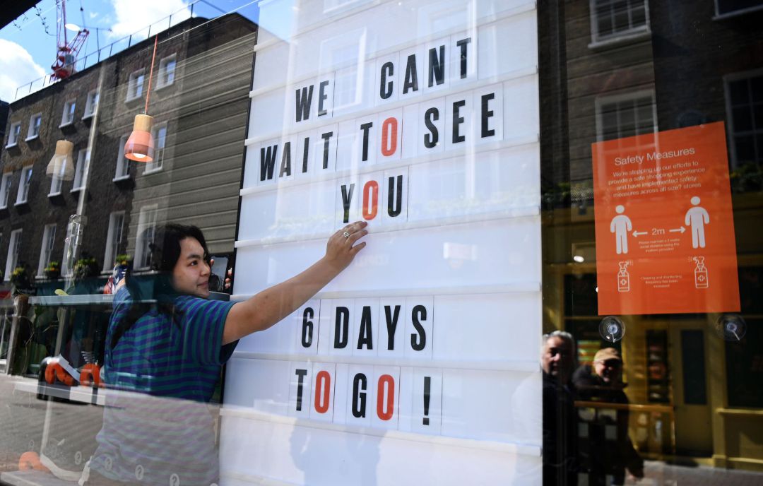 Reino Unido se prepara para la segunda fase del desconfinamiento. En la imagen, el trabajador de una tienda de ropa de Londres, este martes. Reino Unido se prepara para la segunda fase del desconfinamiento. En la imagen, el trabajador de una tienda de ropa de Londres, este martes.