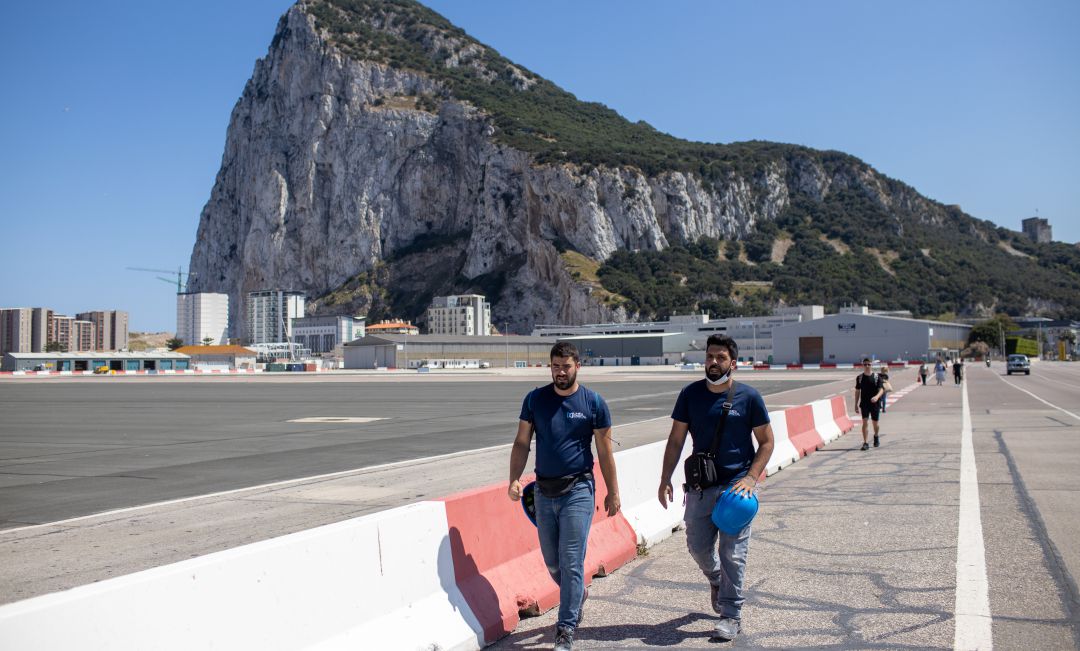 Dos hombres paseando en Gibraltar. Dos hombres paseando en Gibraltar.