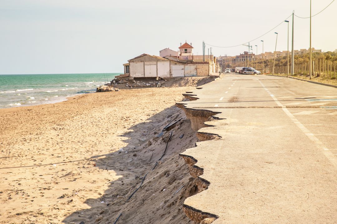 Carretera cerca de una playa que se derrumbó por una tormenta marina. Carretera cerca de una playa que se derrumbó por una tormenta marina.