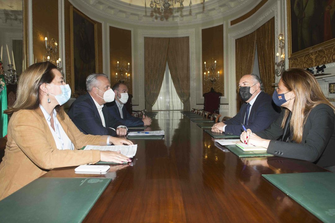 Un momento de la reunión. Un momento de la reunión.