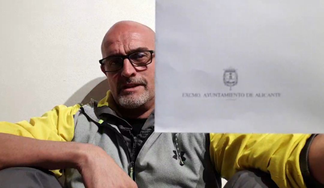 Pantallazo del vídeo colgado por el propio agente sancionado en sus redes sociales Pantallazo del vídeo colgado por el propio agente sancionado en sus redes sociales