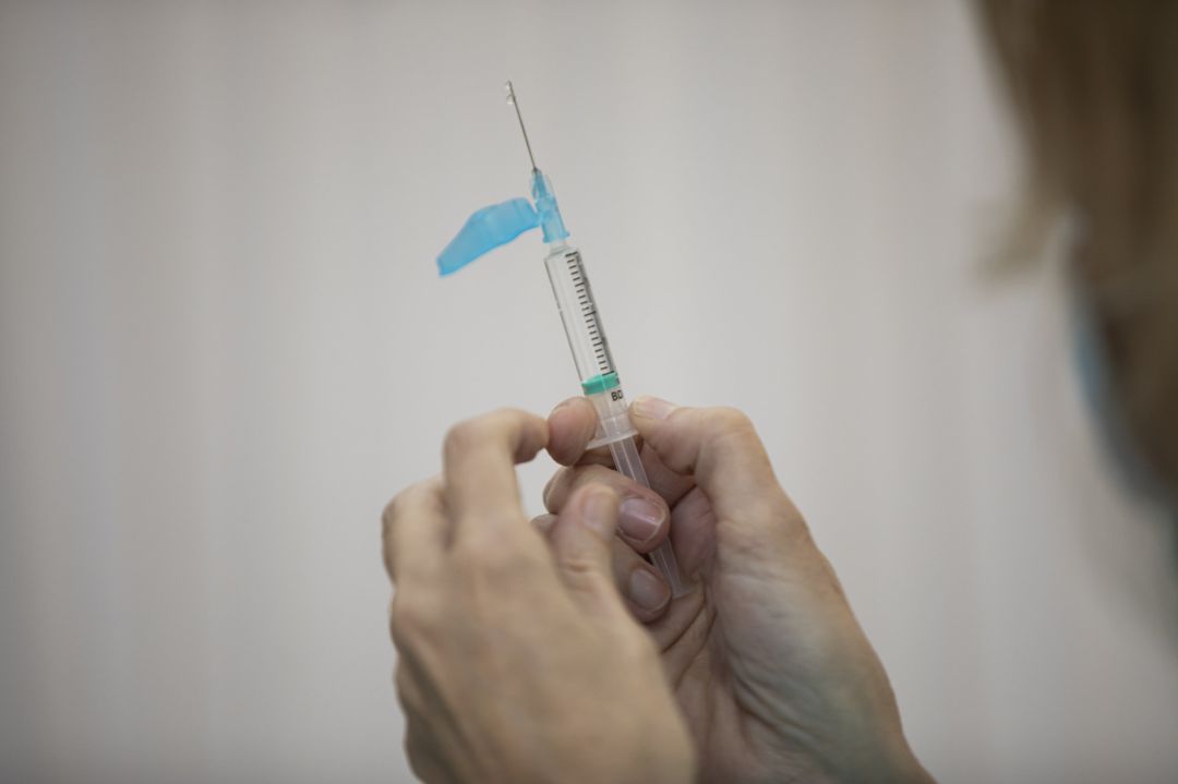 Una sanitaria sostiene una dosis de la vacuna de Pfizer contra el coronavirus durante la vacunación contra Covid-19 Una sanitaria sostiene una dosis de la vacuna de Pfizer contra el coronavirus durante la vacunación contra Covid-19