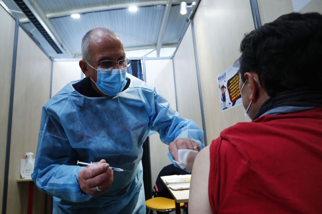 Un sanitario administra una vacuna de Pfizer, en una imagen de archivo Un sanitario administra una vacuna de Pfizer, en una imagen de archivo
