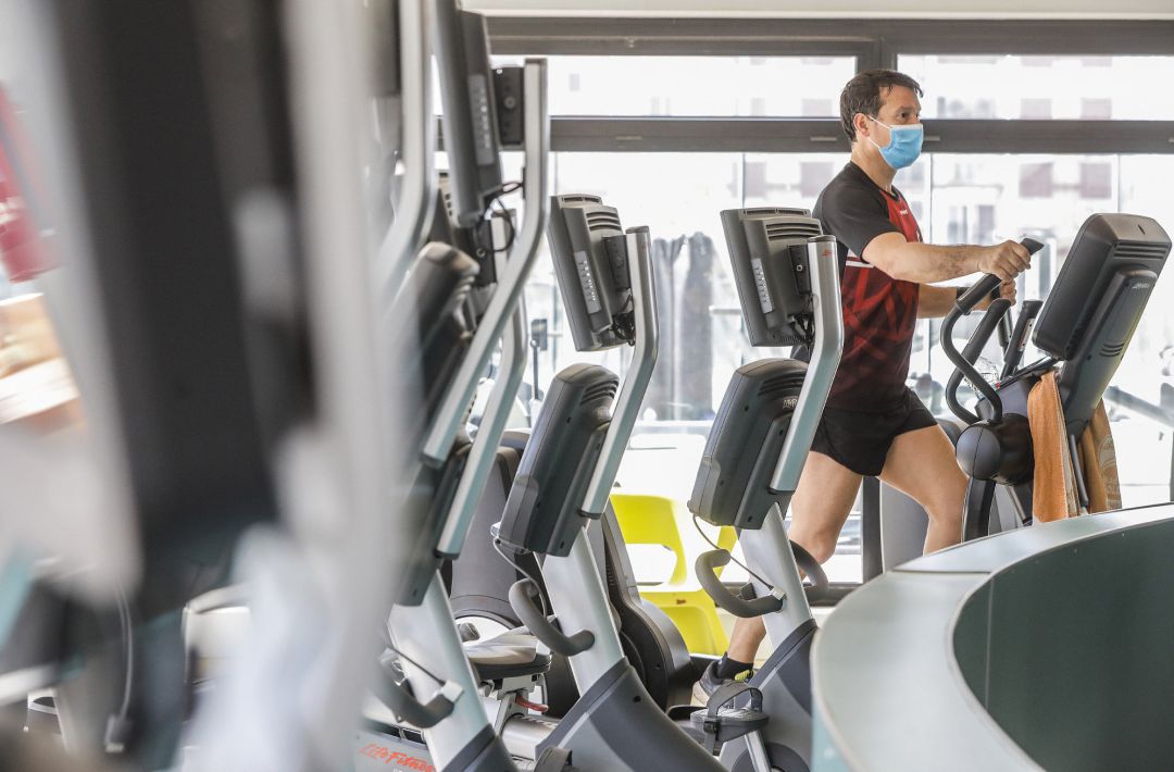 Un hombre realiza deporte en un gimnasio Un hombre realiza deporte en un gimnasio